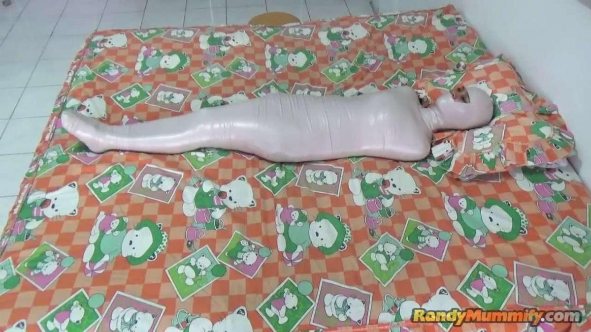 Beautiful girl wrapped into a mummy with her eyes kept open and she get breathplay A beautiful girl is wrapped tightly in a mummification with white duct tape. But because of fear, this girl begged not to wrap her eyes. After that this girl’s head was wrapped in plastic so that it was difficult to breathe. In the end, this girl’s eyes were also wrapped in duct tape so that she could not see<br>一个美丽的女孩被白色胶带紧紧包裹在木乃伊中。 但因为害怕，这个女孩央求不要蒙住眼睛。 之后，女孩的头部被塑料包裹，呼吸困难。 最后，这个女孩的眼睛也被胶带缠住了，看不到了