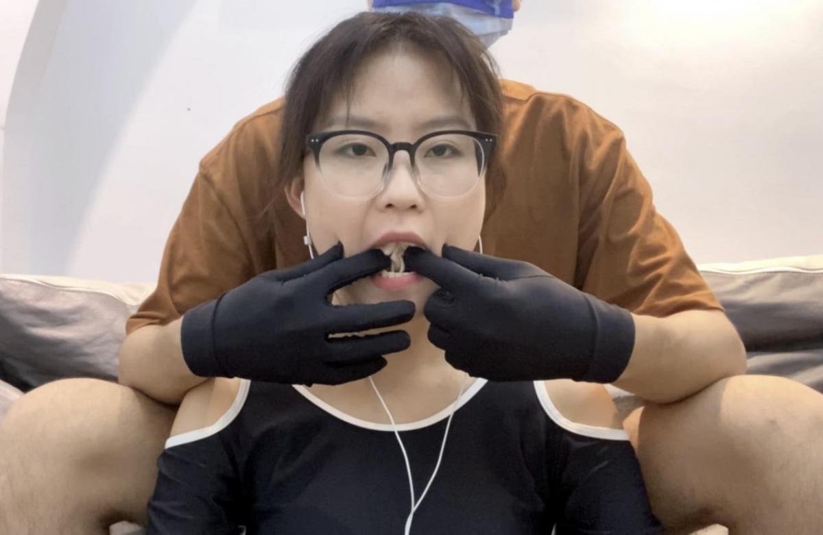 【缚艺录】【ASMR—010】【原创】【小雅】谁知道，5层胶带封嘴下，嘴里的毛巾有多湿~（请勿随意乱发其他平台，如有发现立即举报，后果自负） 1.周更视频，致力于拍摄gagpara的风格，【缚艺录】老观众懂得都懂~<br>2.接长期定拍，价格优惠，非诚勿扰，加好友备注来意，《缚艺录》QQ：2143175428<br>3.倡导绿色、健康的亚文化，不接受裸露X器官，大尺度等，色情勿扰！只接受正常绳艺，以及绳艺娱乐方面的内容；部分模特出于隐私考虑，不出镜。<br>4.压缩包密码：fuyilu123<br>5.祝各位同好，身体健康，生活美满<br>6.本工作室的视频，希望不要乱发，已发现盗版网站、私人在公众网络平台，发布原创内容的片段、图片，如果涉及到模特本人，后果自负<br>7.尊重小圈文化，尊重原创作者！拍摄本意，也是为了大家，以实惠的价格，看到不错的原创视频，希望同好们喜欢~