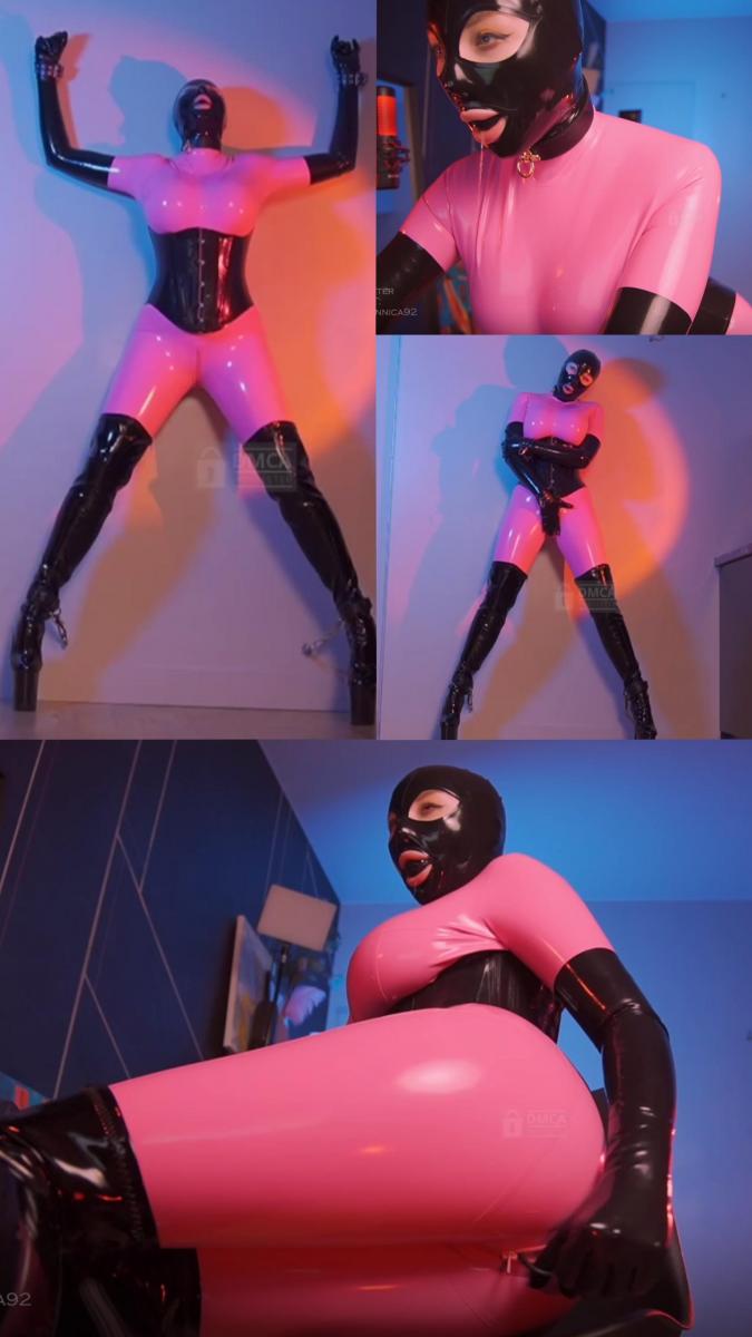 bronnica 06052023 2232 female Chaturbate 创作：Bronnica<br>Bronnica 4月14日部分直播录像<br>Bronnica身穿粉色乳胶衣，黑色口球，黑色露眼嘴乳胶头套<br>Part1 戴上黑色乳胶长手套，黑色束腰和黑色漆皮大腿靴后开始抚摸自己傲人的假[X_X]，口水不断从口球上滴下来，又拿出一个黑色长塞，准备放入pipi中<br>Part2 经典手铐脚铐又拿了出来，将自己绑在墙上，全程小怪兽的震动体验，高跟鞋不断打击着地面声音，双腿不断颤抖，结束后将手套脱下，满手都是汗，十分享受<br>内容丰富，喜欢乳胶的朋友别错过了，以后会陆续更新相关内容，希望大家多多支持