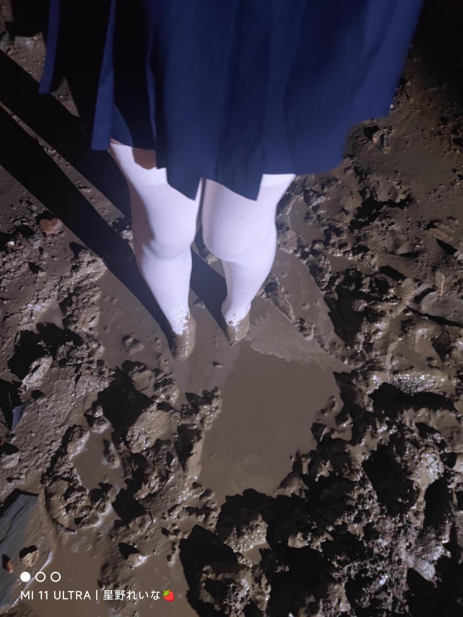 【奈奈酱原创】户外白丝踩泥 这次是在晚上户外的泥地简单踩了一下，有第一视角和第三视角，有脱袜子的镜头，踩泥地的声音真好听。因为泥地石头比较多所以不能全身下去玩，详情见预览图<br>网盘里有两个视频，解压密码在文件名上<br>最后感谢大家的支持~