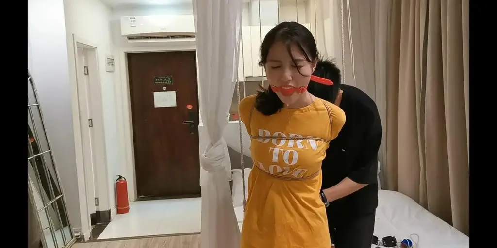 奥特曼工作室  莞尔定拍 全集优惠发售 奥特曼工作室的定拍 ！！！！之前发售过一次上下分集  注意不要重复购买！！！！！ 美丽的莞尔小姐姐 现在是退圈状态  精彩内容不要错过 把莞尔直臂捆绑起来 嘴中滴入柠檬汁 带上口球 口水止不住的留下来 看着非常过瘾哦 之后还换上口环继续往嘴里滴柠檬汁 口水哗哗流一地 驷马镣铐反扣 往嘴里滴柠檬汁带口球和双环的口环 口水直流 裸足特写 喜欢裸足的朋友们不能错过 坐标浙江嘉兴 同城的同好可以线上线下交流 q532296991