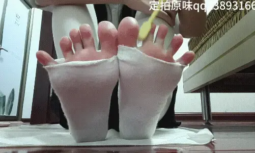 【玉箫原创】定拍白丝+白袜挠JIOJIO牙刷梳子刷脚底脚趾 袜子剪烂露出脚趾秀足 【新月工作室】定拍、原味找我：2389316626玉箫（荷露、夏筠、雪莹、彩依、青歌）<br>喜欢雨薇的请加她：366700880<br>【推特】@yuxiao1714652欢迎关注<br>约绑攻略有售直接滴QQ！！！本工作室正式启动会员优惠折扣方案，请有兴趣的同好加Q：2389316626详询。工作室最近的新妹子（荷露、夏筠、雪莹、彩依、青歌、雨薇）都是我用约绑攻略找来的。<br>【赞助方案】98赞助最少赠送20部视频，198赞助最少赠送50部视频，398赞助最少赠送100部视频，498赞助打包全部作品！！价格相当优惠~<br>穿着白丝挠一小会，然后白丝从脚趾那撕掉，弄到脚腕位置，再挠一小会，穿上白袜，先两只脚各剪一个小洞，大母脚趾漏出来挠一小会，然后横着剪开，所有脚趾都露出来，再挠一会，最后把袜子顺着一条线全剪开，用脚玩玩袜子。