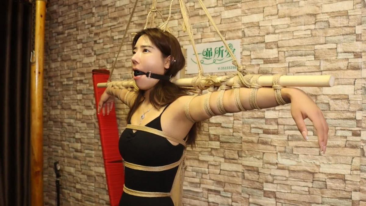一绳所爱定拍————杨若琳出演，《黑老大情妇惨遭密室监禁》下？ 48小时过去，审讯员返回牢房，解下情妇的耳塞、蒙眼与堵嘴。<br>审讯员：现在想清楚了吗？<br>情妇：没用的，我绝不会出卖自己的爱人，为了他蹲着几年值得，出去之后我们照样在一起。<br>审讯员：恐怕不只是几年了，刚才B老大在审讯的时候可是把锅全推给了你，那么多条罪责加在一起，够你蹲一辈子了。<br>情妇：我不信，你别想骗我！<br><br>情妇依然拒绝招供，于是最终被判下终身捆绑的重刑。<br>服装更换为黑色体操服 黑色丝袜 黑色高跟凉鞋<br>情妇双臂被绑在一条横着的竹竿上，身体被绑在竖着的竹竿上，双腿依然如之前一样笔直地紧紧并绑，全身呈十字状。情妇依然死心不改：你爱怎么绑我怎么绑，他很快就会捞我出去。放置拍摄模特一会后，绳师返回脱下她的高跟鞋放在脚边，让她不得不垫着脚尖站立，十分痛苦。然后用布将模特的眼睛蒙住，放任她呻吟挣扎。<br>很快，模特失去体力，垂下头颅，逐渐昏迷过去....<span style='color:#b0b0b0;'>[隐藏文字，购买后可见]</span>