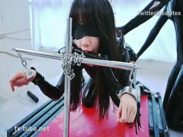 [FSS]乳胶百合调教 JULY小姐姐的犬式拘束鞭打强高游戏 百合调教 女虐女 视觉剥夺 乳胶紧身衣 K9刑架 鞭刑 强制口水 强膏 震动榜 重度拘束爱好者JULY小姐姐这次使用的是K9刑架，JULY小姐姐 双手锁在金属十字架上，两腿之间也锁上开脚器，腰部也锁上固定束腰。KIKI先给她戴上眼罩，每次被视觉剥夺，就会放大JULY的全身民敏感度。捏揉胸部，爱抚全身，july发出情不自禁的呻吟。之后，就是鞭打强高的正戏，马鞭，散鞭，以及房趣的大杀器 电鞭 轮番出击，JULY被羞耻的要求咬住鞭子，呜呜的求饶声，又不敢松开牙齿，嘴角流下羞耻的口水，可爱度爆表