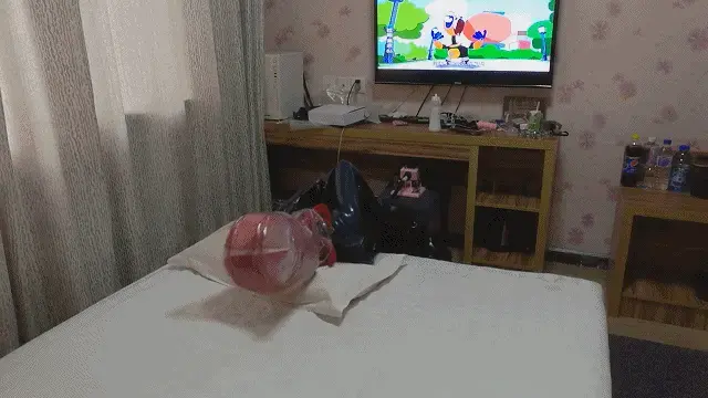 乳胶kigurumi单手套自缚炮机zx 乳胶娃娃发情自嗨，刚塞加拉珠，穿胶衣自缚 体验炮机不过瘾，加上了塑料袋zx 结果单手套不是那么容易挣脱的~~~~最后胶还被高跟鞋踢破了T T  小伙伴们不要模仿哦 需要玩伴陪同尝试