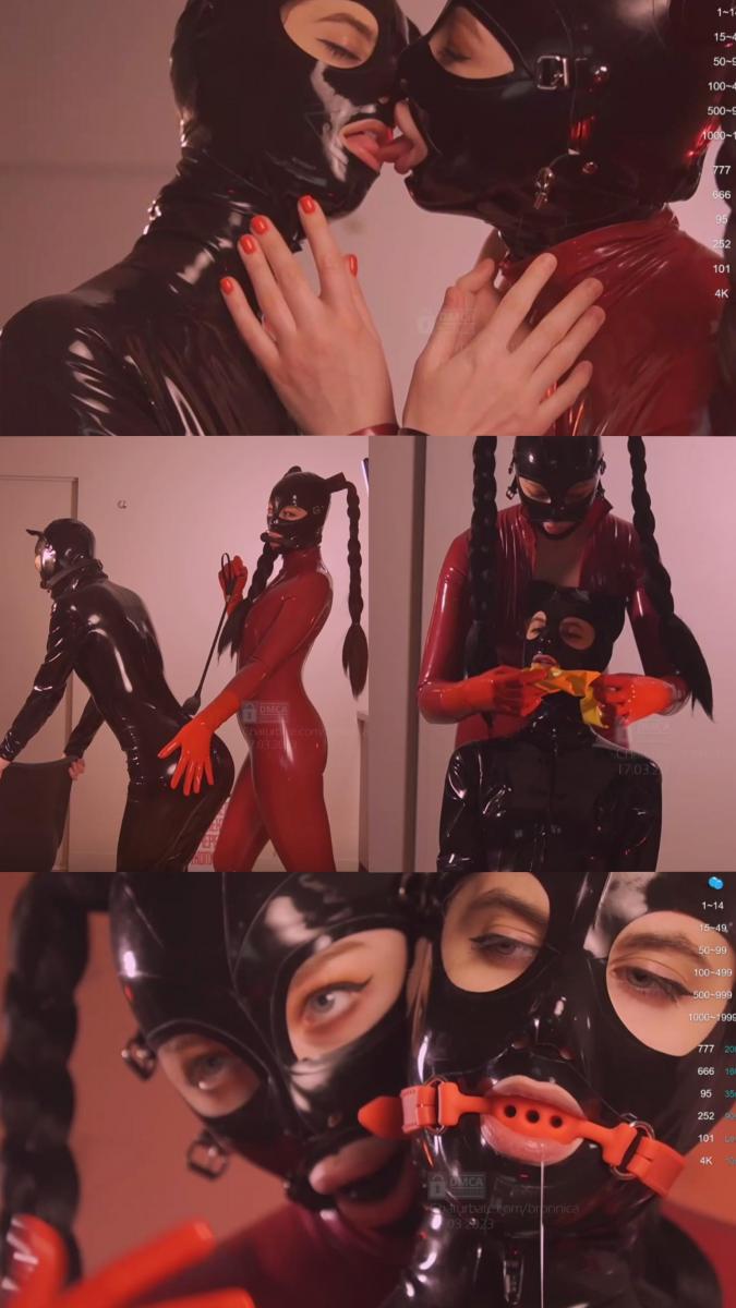 broonica 17032023 1834 female Chaturbate 创作：Bronnica<br>Bronnica 03月17日部分直播录像 经典回归<br>Bronnica身穿红色乳胶紧身衣，女闺蜜身穿黑色乳胶紧身衣，双方都带上了黑色乳胶露眼嘴头套<br>Part1 Bronnica体现女王风范，将女闺蜜按在墙上，拿出皮尺，后又将黄色乳胶neinei塞入她的口中，不断沾着女闺蜜的口水<br>Part2 女闺蜜和Bronnica都带上红色和黑色口球，口水不断流出<br>Part3 女闺蜜又被bronnica换上黑色口球，bronnica自己戴上狗骨头口枷，鞭子和皮尺双重抽打体验，最后脱下口球，双方又开始舌吻体验<br>内容丰富，喜欢乳胶的朋友别错过了，以后会陆续更新相关内容，希望大家多多支持