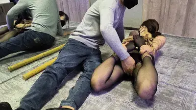B037 小雨露 分腿驷马受刑记 内衣 黑丝 驷马 [X_X] 点潮笔 [X_X] 玩胸 虐阴 强高 羞辱 边缘控制 人体摄影师老癸作品，分腿驷马受刑记，小雨露 内衣 黑丝 驷马 [X_X] 点潮笔 [X_X] 玩胸 虐阴 强高 羞辱 边缘控制，话不多说，上视频。<br>-----------------------------------------------------------------------------------------------------------------------------<br>解压密码（大写字母）：LGYC123 第一次解压后，把文件后缀改为zip，同一密码二次解压后,文件后缀改为mp4即可；先下载到电脑，再解压观看，切勿在云盘中直接观看。容易被和谐。<br>------------------------------------------------------------------------------------------------------------------------------<br>【老癸原创】对圈内所有同好开放，欢迎前来约绳、体验；并提供定拍、原味服务，QQ：328691988 ，说明来意，非诚勿扰。