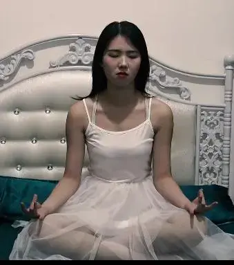 胜景影视-木美人   定身点穴控制类 分几个片段本来和拍摄方说好30分钟的，结果他就给了18分钟算很差的订拍很多次这是第2个不靠谱的订拍方了，不错的就是演员感觉还不错还特意加了音效。剧情分几个片段：1，被定在家中做木美人，男主回来后把她解开哑穴，女主说要服侍他才给解开穴道，女主跪坐地上服侍途中想趁机点穴男主，被发现后定住点了软麻穴酥软在地。2，女主盘腿在床上冲穴，冲开后男主过来假装还被定住，偷袭成功男主定住他后，背对男主脱鞋没想到男主没被点住，又定住她，之后又点穴戏耍了她还逼迫给她喂了药。3，男主一响指定住女主，女主以不同的姿势被定住。