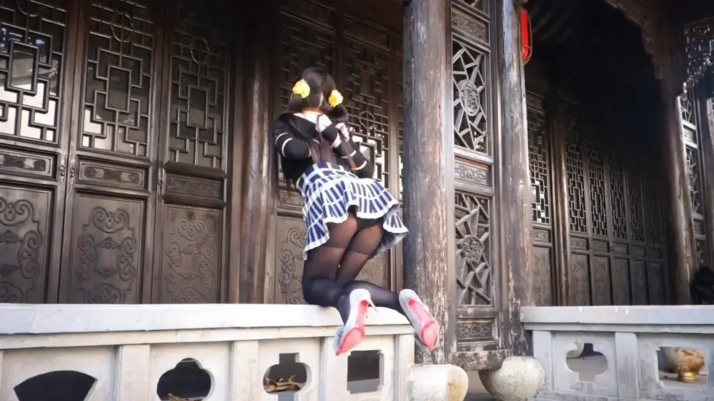 嫣儿户外 格裙露脐装双马尾少女 景点内捆五花并腿缚 嫣儿在户外景点中身穿低胸紧身露脐装，超短格裙黑丝袜高跟鞋，梳起双马尾，青春靓丽的装扮风格，上身后高手五花缚，两条腿并腿缚，最后蒙上眼睛，一部很养眼的捆绑拍摄。<br>头像右侧点击视频进入主页，关注更多嫣儿最新绳艺TJ作品。