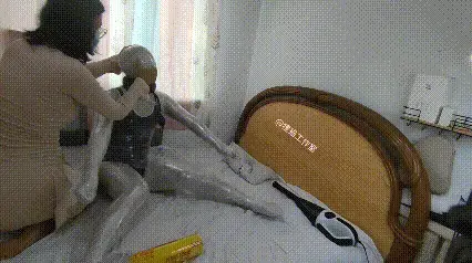 人体家具床头柜：zentai+多层保鲜膜团缚胶，胶带封闭头部zhi息 娃娃又睡着了呢，养这样一只娃娃不时时刻刻欺负欺负总给感觉有点可惜是吧，也不知道它怎么这么爱睡觉，难道就是因为衣服脱不下来无事可做吗？难道就是因为每天被圈养永无天日吗，或者是因为紧身衣的超级紧致舒服，想永远这样享受呢？悄悄告诉你们，为了让娃娃呼吸困难，我里面还封了一层丝袜头套哦！不知道你们看不看得到，不过我是摸的到的，软软的脸庞，布一样的手感，做出来一只布娃娃，摘不下的手铐，脱不下的衣服，看不见的阳光，不知道是不是它喜欢的，只要是我喜欢的就好啦，况且是与不是它都无法再告诉我了，因为已经驯化到不能说话了。被强烈的晕厥唤醒却不敢有任何反抗，这一瞬间感觉自己越来越成功，摘下手铐的瞬间也不会逃跑，因为抓回来将是永久的囚禁。今天我的床头柜坏掉了，灵机一动，就把它做成床头柜吧，一层层的保鲜膜，将身体紧致的包裹，最近每一次玩我都喜欢用保鲜膜给它打个全面封闭的底，只留一个可爱的小呼吸孔，我把它称作娃胚（用娃娃制作成东西的前奏模型），每次我也想不起来查多少层，分开的四肢都缠上保鲜膜，互相触碰会越碰越黏，[X_X]插在下面，即便尽在智齿冠，可已经变直的手臂，和变成拳头的手指也无可奈何，只能任由它刺激着自己。玩的差不多了，就可以把下面缠成一个整体，变成一个底座，手部做成支架，头上放上果盘，果然，这样的床头柜才是完美的，任他挣扎，放在上面的东西都不会掉落，时不时发出的呜呜声，很嘈杂，但是又很动听，保鲜膜紧致又漂亮，但是头部这么好看的地方怎么够，应该再被胶带完美全包，那唯一的呼吸孔，是它生存的一线，也是他最后的弱点，所以，要想做一个完美的床头柜，封闭这唯一的呼吸孔，才是最好看的，封闭后的头部，光滑又漂亮，痛苦的呜呜声变得很小很小，却又悦耳动听，没有了空气的供给，他本能的反抗乱动，却掀不起任何风浪，头上的果盘不会掉落，手上的东西不会弄掉，仍然是一个完美的支架，一个巴掌打过去，打在胶带封在脸上的手感，光滑而有弹性，经历过三四次的彻底封闭后，它的鼻子已经在因为全包不透气，而在喷水，整个里面应该早已湿透，镜头看的也许不是那么清楚，但是我能清晰的看到，本就可怜的呼吸孔孔再喷汗水，这是它给自己奖励的水责，对不对！这样的床头柜，真的让我忍不住想去抚摸，最后我嫌声音有些大，只能再加胶带固定几圈，果然，小多了呢！感叹这是一件完美的艺术品，我一定要让他坚持到最后最后一秒，不然可惜了我这么漂亮的制作！所以，就在这里老老实实呆一会吧！<br>本视频长50多分钟，2.45G。<br>狸猫工作室接定拍，或者你想和我一起驯化娃娃或者被驯化，以及成为视频中的一员，可以联<span style='color:#b0b0b0;'>[隐藏文字，购买后可见]</span>有什么意见可以在视频底下留言，感谢大家的支持！