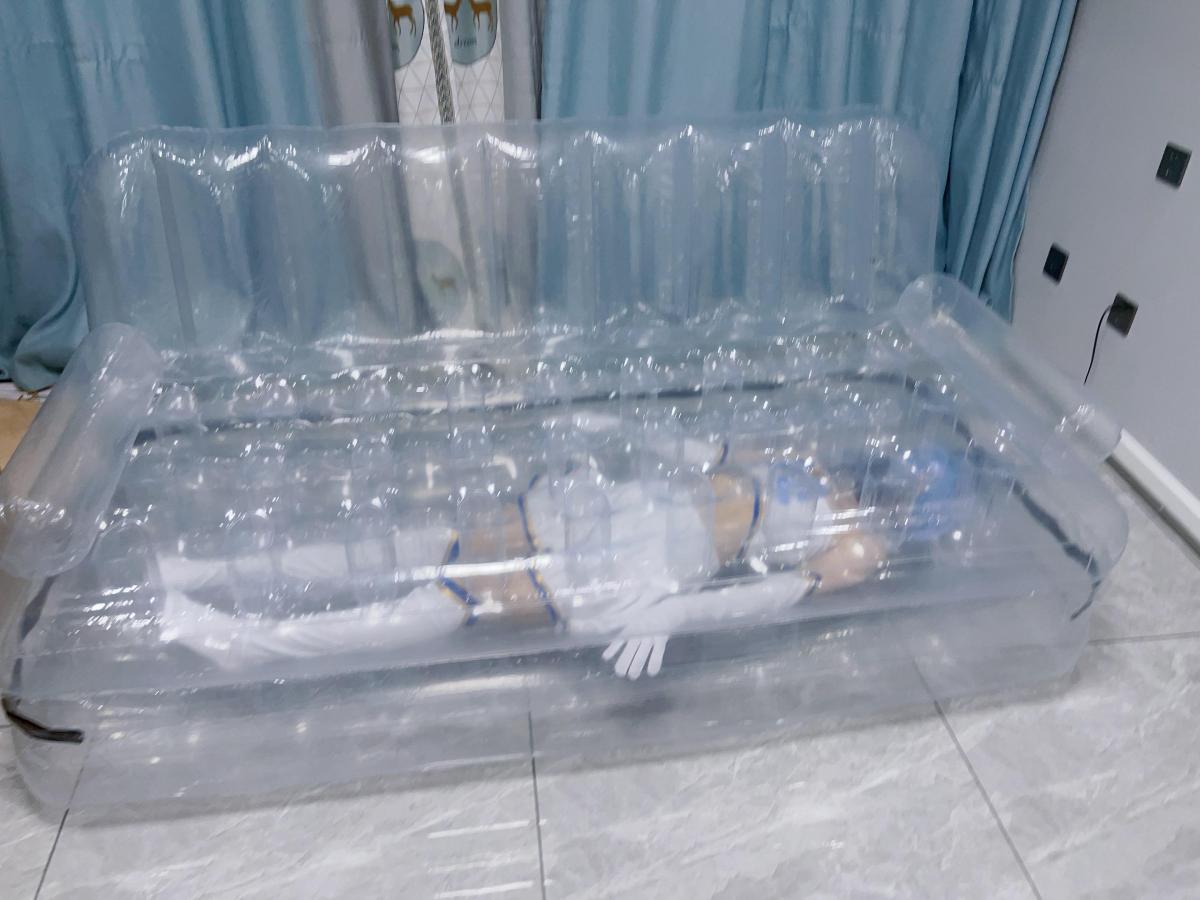 【咕cos0701】【人体家具】绳游同人-魔法少女露娜-人间家具-人体沙发封印（物品化 家具化 固化福音） 合集6完结，合集7第一部作品发布~这次是人体家具（人间家具）哦~<br>本次作品是圈内绳游RPG大作《魔法少女露娜的灾难》同人cos作品，游戏中元气满满的魔法少女露娜酱失败后被封印进透明沙发内，作为人体家具进行展示放置。被售卖之后彻底的被当做家具对待，无论露娜酱如何挣扎反抗都不会有人注意——谁会在乎家具的感受呢？<br><br>本次拍摄手工定制了圈内精品绳缚游戏《魔法少女露娜》的cos服，透明沙发道具也是日本定制进口带回国内，仅道具费用就花了5000 ，作为合集7第一部作品，送给大家。<br>充气沙发没有换气孔，只能类似真空袋一样，呼吸残余的空气，控制氧气呼吸，十分闷热~<br>为了增加拘束效果，进去之后还补了气，满满的充气压迫~<br>可怜的露娜酱就这样被封印在透明的充气沙发里，忍受着闷热、缺氧和充气拘束的压迫感，被人使用着。<br>趴在软软的充气沙发上，能看到透明材质下封印着一个娇小可爱的魔法少女。隔着透明沙发抚摸少女的身体少女也浑然不知，只能默默承受人的体重压在自己身上。<br>最要命的是封印露娜酱的沙发还是透明的，每个人都能看到沙发中封印着一个娇小可爱的魔法少女。少女感觉羞耻却没办法，只能让自己穿着魔法服的娇躯暴露在每一个人的目光下，承受着人的体重，被人当做物品使用着，羞耻感拉满。<br>视频中可以听到可爱的呼吸声和无奈的娇呼声哦~<br><span style='color:#b0b0b0;'>[Hidden text will display after purchase]</span><br>定制、购买作品 <span style='color:#b0b0b0;'>[Hidden text will display after purchase]</span>,可以私信咨询。<br>twi：@bondageBAI