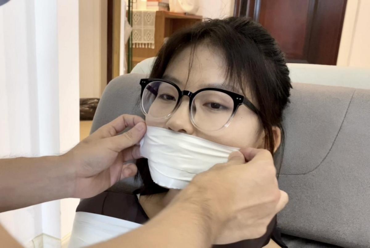 【缚艺录】【DDL—075】【小雅】黑色油亮丝袜，与白色胶带、黄色胶带的结合~ 1.周更视频，致力于拍摄gagpara的风格，【缚艺录】老观众懂得都懂~<br>2.接长期定拍，价格优惠，非诚勿扰，加好友备注来意，《缚艺录》QQ：2143175428<br>3.倡导绿色、健康的亚文化，不接受裸露X器官，大尺度等，色情勿扰！只接受正常绳艺，以及绳艺娱乐方面的内容；部分模特出于隐私考虑，不出镜。<br>4.压缩包密码：fuyilu123<br>5.祝各位同好，身体健康，生活美满<br>6.本工作室的视频，希望不要乱发，已发现盗版网站、私人在公众网络平台，发布原创内容的片段、图片，如果涉及到模特本人，后果自负<br>7.尊重小圈文化，尊重原创作者！拍摄本意，也是为了大家，以实惠的价格，看到不错的原创视频，希望同好们喜欢~