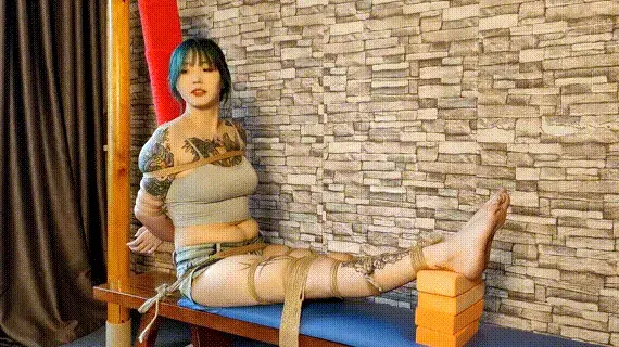 性感纹身女孩李珂儿体验老虎凳 颜值和身材的担当，性感纹身，性格开朗的女孩李珂儿，第一次体验老虎凳，脚下放了四块转，重要的是她特别怕痒。还有最后绑在老虎凳上睡着了。高清版请在百度网盘下载。视频解压密码：666888  。<br>一绳所爱绳艺体验店面向全国爱好者开放，本店提供绳艺捆绑模特服务、体验女绳师捆绑服务、体验长时间囚禁服务、绳艺教学培训、绳艺交流会、场地出租、专业麻绳销售，原创视频套图销售、作品私人定制、模特原味丝袜出售等，另外本店招募同好合作伙伴。微信：351552501初心
