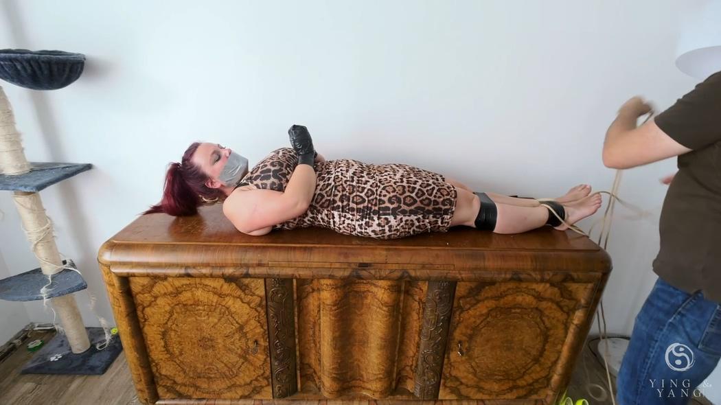 YY151 - Leopard Girl in Trouble 豹纹连衣裙、胶带和绳子。 完美搭配Leopard Dress, Tape and Rope. Perfect Combination