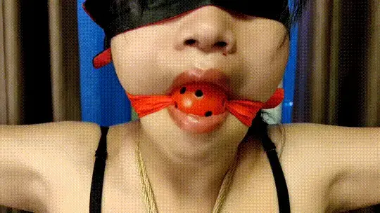 新来的女孩贺然初体验绳艺 新模贺然生平第一次体验绳艺捆绑，她也算是个绳艺爱好者，我看见她自己经常用蜡烛点燃后把烛油滴到自己身体上，我问过她，她说有点恋痛的爱好，有时候也喜欢用尺子抽打自己胳膊和手臂。高清视频请用百度网盘下载。视频解压密码：666888 。<br>一绳所爱绳艺体验店面向全国爱好者开放，本店提供绳艺捆绑模特服务、体验女绳师捆绑服务、体验长时间囚禁服务、绳艺教学培训、绳艺交流会、场地出租、专业麻绳销售，原创视频套图销售、作品私人定制、模特原味丝袜出售等，另外本店招募同好合作伙伴。微信：351552501初心<br>