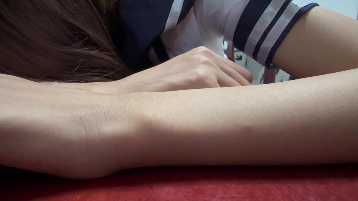 全包表妹（小梦） 暑假的时候表妹来找我玩，看着小时候的表妹现在出落的亭亭玉立，我对表妹有了一种特殊的感情，于是我在表妹喝的水里面放了点安眠药，表妹喝下后立马觉得头晕目眩晕倒过去，在我再三确定表妹彻底晕死过去以后，我拿来了偷偷给表妹订做的全包紧身衣，给她穿上，为了防止表妹突然醒来大喊大叫，我又拿了肌肉贴封住了表妹的嘴巴和眼睛，再给她戴上头套，看着表妹在紧身衣衬托下忽隐忽现的轮廓，那修长的双腿，那挺翘的臀部，那被紧紧包裹住的面部，我陷入了疯狂。。。