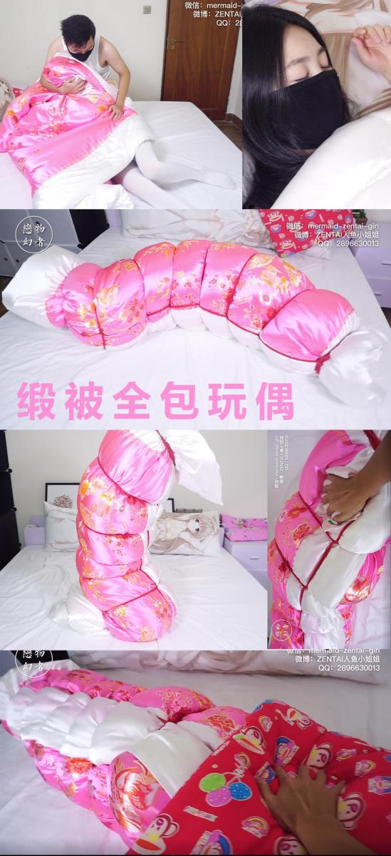 【恋物幻者定制】白丝小姐姐超厚粉红缎被全包捆绑虐待53分钟！全包状态强迫站立跪下+TK+枕头湿巾捂闷！ 同好定拍棉被全包 捂闷作品<br>盖着粉红缎面厚棉被的白丝小姐姐从睡梦中醒来，还没完全回过神的她突然感觉背后一个黑影窜进卧室，一把用浸湿迷药的毛巾捂住她的口鼻。小姐姐拼命挣扎，好不容易挣脱开往门口逃跑，却被坏人一把撸回来，坏人看小姐姐太活泼不好控制，直接用棉被紧紧包住她的头，死死用毛巾压住她的口鼻，终于把她迷晕了。<br>坏人把小姐姐平放在床上，扯过厚厚的缎面棉被，把她卷成人形，再用绳子捆紧，旁边放着事先准备好的枕头和湿巾，就等小姐姐醒来让他慢慢玩弄。。。<br>（若选择网盘播放，网盘链接下载后解压，解压密码：<span style='color:#b0b0b0;'>[隐藏文字，购买后可见]</span>）<br>定拍请联系：<br>微信：mermaid-zentai-girl<br>QQ：2896630013