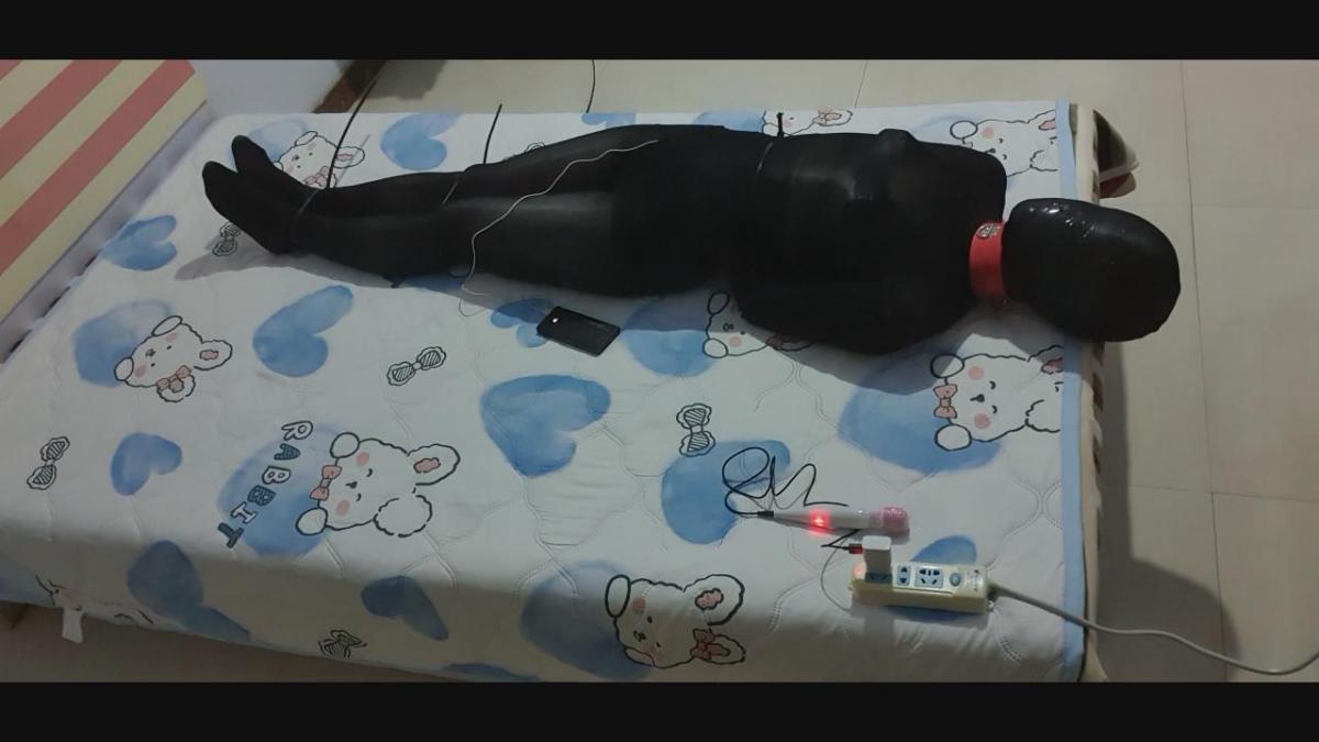 黑色全包丝袜紧身衣 胸部震动 热缩丝袜头套 黑色扎带手铐自缚 这次试试热缩加丝袜头套 戴上胸部震动器 穿上黑色半包紧身衣加黑丝裤袜后扎带固定 然后又套了层热缩微孔后加丝袜套头 呼吸只能吸到一丝丝空气然后震动 剪刀放到带锁箱子里后用定时锁上锁 锁了三个多小时 这时候呼吸很困难了 解扎带手铐的时候差点没了力气 剪了一些没用的镜头