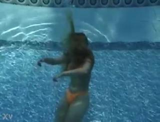Sexy bikini girl drowning underwater 金币福利美女水下溺水视频