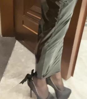穿着超紧一步长裙和16cm恨天高艰难行走中的小女生 一个可怜的小女生，亲手把她身上的裙子上带锁的拉链，只能像美人鱼一样两脚并着慢慢走路了呢