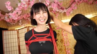 BDSM之綑綁藝術，實測愛情動作綑綁片，羞恥動作被玩弄，格鬥美少女Riva 乖小孩 今日福利，台湾美少女up主前往绳屋体验绳艺，<br>和台湾著名美女绳师maya亲密交流接触，<br>边聊边绑。<br>女孩子是圈外人，而且第一次被绑，反应非常真实自然，聊很多关于绳子的感受看法和体验，<br>非常值得一看的视频。