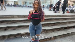 EMOTIONAL BONDAGE CHALLENGE Sensaciones y tutorial sencillo en ambiente skaters Una chica muy simpática se animó a participar en este vídeo tutorial, donde la modelo habla de sus sensaciones, damos también algunos consejos básicos y educativos de seguridad, y además lo hicimos en el ambiente de esta plaza famosa por skaters.<br>Os explicamos detalles variados y curiosos,  como es vigilar de no estirar los cabellos que se enredan en las cuerdas, el evitar que resbalen de su posición por seguridad, e incluso también  os enseñamos a ser precavidos si hacéis diversiones como es el subir las escaleras. <br>Lo he resumido en un vídeo que dura menos de seis minutos, y que es divertido, entretenido, fácil de ver, y un escenario bonito y moderno.