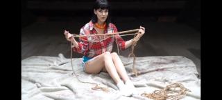 简单的驷马捆绑 欧美 妹子体验驷马捆绑