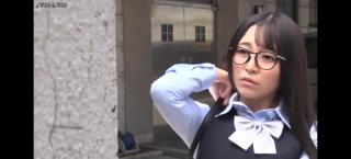 隐藏在平静下的危险 日本 OL职业装眼镜妹在街上被绑架