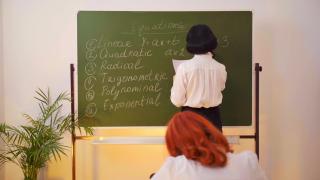 Fetish lesson from latex teacher 乳胶衣老师上课，模特是Miss Ellie Mouse<br>乳胶衣老师惩罚不听课学生