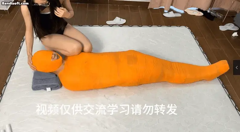 【黑魔法师】颜老师的淘宝店，为了自己的淘宝店铺零差评，颜老师把所有给出差评的人全部都绑架调教成自己的M，现在继续木乃伊榨汁机惩罚给出差评的人。 模特：颜老师 视频时长；57；00<br>自从上一次，被颜老师骗到了隐秘地方的M从真空柜里面放了出来，但是颜老师的调教计划还没有结束，为了更好的对M进行调教，颜老师这次使用大量的橙色绷带将这个M缠绕包裹，只有鼻子和嘴巴露出来，做成一个木乃伊以后放在地上。等到被包裹成木乃伊的M从榨汁的昏迷中醒来，发现自己被困住以后发出声音，看见M苏醒的颜老师立刻开始新一轮的调教。颜老师抬起自己的丝袜脚，一脚踩住M的面部唯二露在外面的鼻子和嘴巴，只能接触到颜老师的丝袜脚，脚底的味道完全弥漫在鼻子里面。用脚踩完了M的脸以后，颜老师抬脚踩住了M的私密部位进行踩踏,而且对着M又是踩踏又是当成坐垫，把M调教得叫声不断。为了M能够彻底记住自己的丝袜的味道，颜老师拿来一双丝袜塞进了M的嘴里，然后封住M的嘴巴和鼻子，让丝袜可以完全包裹在M的口腔里面。之后，颜老师撕开M胸部的绷带，把M当成坐垫坐在上面然后开始玩弄M的胸部，还要拿板子不断拍打M的身体，让M无法躲闪。觉得M的身体恢复差不多了，颜老师拿来一根[X_X]进行新一次的榨汁玩弄，还用胶带固定在两腿之间进行持续玩弄，很快就榨出来一发。等到玩够了以后，颜老师决定把这个M彻底变成自己的玩物，拿来一个架子和杯子，放在M的身上，套住私密部位以后打开开关，很快就开始对M进行压榨，之后颜老师便离开，留下M一个人躺在房间里面接受无限制的榨汁机地狱调教。<br>（看点：榨汁，调教，踩踏）<br>颜老师已经加入线下（体验），欢迎大家来工作室体验<br>作者:天津黑魔法师<br>招女s或者女m（待遇优厚），欢迎加入我的工作室，<br>QQ：2946045390 推特@Melissa73142749<br>接视频定拍；也可以现实线XIA验拘束（真空床，真空柜子，丝袜木乃伊，绷带全包 胶带全包等）。地址天津，有喜欢的同好可以加我。 <br>网盘视频是压缩文档类型 解压后吧TXT改成mp4 解压密码heimofashi123 请不要在线解压