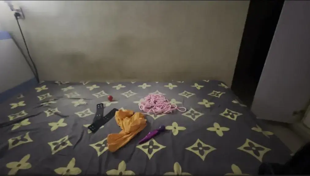 紫色Zentai+橙色连裤袜的开腿自缚 身穿紫色全包衣 橙色丝袜。嘴里塞了妹妹的原味丝袜，然后胶布封死。<br>头上再套一层丝袜，然后开腿自缚，疯狂挣扎。然后一直在床挣扎并想着能挣脱束缚，然而绑的太紧了尝试过后并没有用，当时尴尬极了、