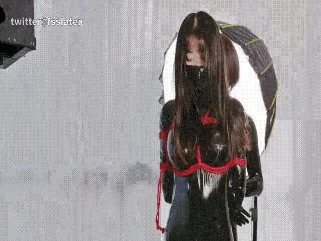 [FSS]乳胶小姐姐的红绳与黑色头箱kb，[X_X]墙高，sp和拘束放置游戏 乳胶衣 女虐女 百合 红绳捆绑 黑色头箱 多重膏潮 感官剥夺 放置游戏 无敌可爱的长腿可爱的小姐姐达到现场 。她被女S用红绳吊缚，简单的鞭打不过瘾。今天尝试新的道具，不透明头箱。她被塞入黑色头箱中，沉沉的黑色箱体既限制了她的移动，又剥夺了她的视觉和听觉，在这种状态下，浑身的触觉分外敏感，之后就是鞭打和墙高游戏，在加倍的[X_X]中升天吧