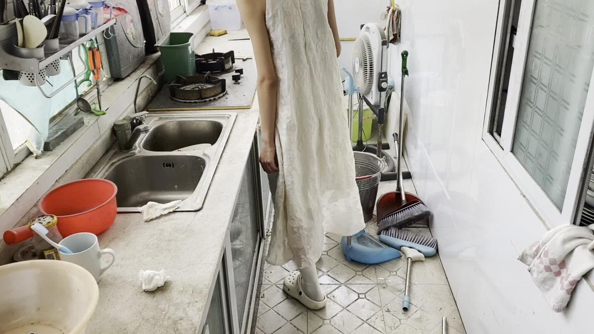 女仆惊魂（小梦） 自从毕业以后千面女郎一直没有找到合适的工作 不是工资太低就是上班时间过长 这都不是她想要的 这一天她在网上偶然看到一则招聘广告吸引了她的注意 “护工 要求女 年龄20-28岁 工作时间不超过6小时 工作内容是照顾盲人 月薪8000 包吃包住” 照顾盲人？她若有所思的自言自语起来 似乎是想到了什么 兴奋的拿起电话拨打了上面的联系电话 在通过电话交流以后得知这份工作实际上相当的轻松 就是照顾一个盲人起居生活 帮助他吃饭 扶他上厕所什么的 其他时间都没什么事 住在他家 吃也是跟他一起吃 有什么事他就会叫她 刚才接电话的是那个盲人的弟弟 约了第二天面试 似乎对她挺满意的<br>到了第二天 见了面以后简单了解了一下情况 他弟弟对这个女孩非常满意 于是在交待了一些注意事项以后就让她开始上班 <br>等弟弟走后 千面女郎从行李里面拿出了一件黑色的全包紧身衣换上 又在外面换上了一身女仆装 带上假发 在整理好一切以后她就来到了盲人哥哥面前 她试探的在盲人眼前晃了晃手 在确定对方真的看不见以后 她如释重负 要是让别人看到她现在这个样子 估计得吓死 起初两个人相处的挺好的 千面女郎也是有求必应 直到在一次聊天过后 她得知盲人哥哥平时都是用现金 因为用手机不方便的缘故 她在他钱包里面发现了好多现金 于是乎千米女郎不淡定了 但是钱包一般都会被藏起来 每次她说想帮忙都被拒绝了 有一次 她趁着盲人哥哥睡着的时候 开始找起了钱包…<br>