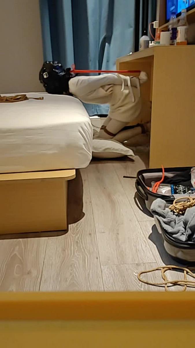 【小樱】小樱当S调教伪娘母狗实录 有伪娘母狗找到小樱想被调教，但是不会化妆，那就只能用全包头套了，戴上头套和单手套，头套和单手套连接，双腿绑死，后面[X_X]电动玩具，接下来自己慢慢享受吧，我就出门浪了。本来预定是放置3个小时的，结果心软头和脚没固定上，被挣脱了，加上他选的衣服也不好看，只能当福利用了。<br>想被调教的和想调教我的都可以约我，推：sakurahosui、QQ：3530207550<br>m的QQ：858983865