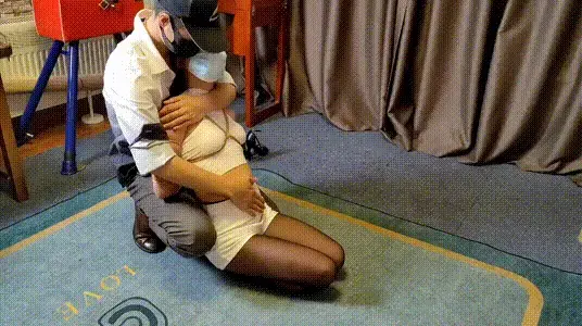 梁姗姗玩老虎凳等各种捆绑 小巧玲珑的梁姗姗，性感黑丝袜，五花大绑，欧式直臂吊绑，老虎凳，样样来。调皮被打屁股挠痒等等。视频解压密码：666888  。另外：全国绳艺逃脱挑战赛进行中，欢迎绳艺爱好者前来挑战。<br>一绳所爱绳艺体验店面向全国爱好者开放，本店提供绳艺捆绑模特服务、体验女绳师捆绑服务、体验长时间囚禁服务、绳艺教学培训、绳艺交流会、场地出租、专业麻绳销售，原创视频套图销售、作品私人定制、模特原味丝袜出售等，另外本店招募同好合作伙伴。微信：351552501初心<br>