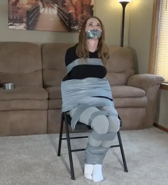 Alena Practical Joke - MP4 我的女朋友阿莱娜认为她很聪明，喜欢对我开恶作剧。 我想阿莱娜是时候得到一点回报了。 我坐在椅子上，用胶带绑住阿莱娜的手脚。 阿莱娜笑着说，这很有趣，但这已经足够了，但这将是阿莱娜的遗言。 我用三条胶带堵住阿莱娜的嘴，然后添加越来越多的胶带。 当我用胶带缠住她性感的身体时，阿莱娜无能为力地阻止我。 当我完成我的录音工作，然后让她一个人试图逃跑时，阿莱娜变得越来越愤怒。 阿莱娜很明显，逃跑是不可能的，她必须等到我放她走。 我相信阿莱娜会三思而行再跟我开个玩笑！<br><br>所有的束缚都是双方同意的，故事情节也是开玩笑的。My girlfriend Alena thinks she is real clever and likes to play practical jokes on me. I think it is time for Alena to get a little payback. I have Alena’s hands and feet tied with duct tape while sitting in a chair. Alena chuckles and says it is very funny, but this is enough, but these will be Alena’s last words. I gag Alena with three strips of duct tape before I add more and more tape. Alena is helpless to stop me as I wrap the tape around her sexy body. Alena gets more and more furious as I finish my tape job and then leave her alone to attempt to escape. It is obvious to Alena that escape is going to be impossible, and she is going to have to wait until I let her go. I am sure Alena will think twice about playing another joke on me!<br><br>All bondage is consensual, and the storyline is tongue in cheek.