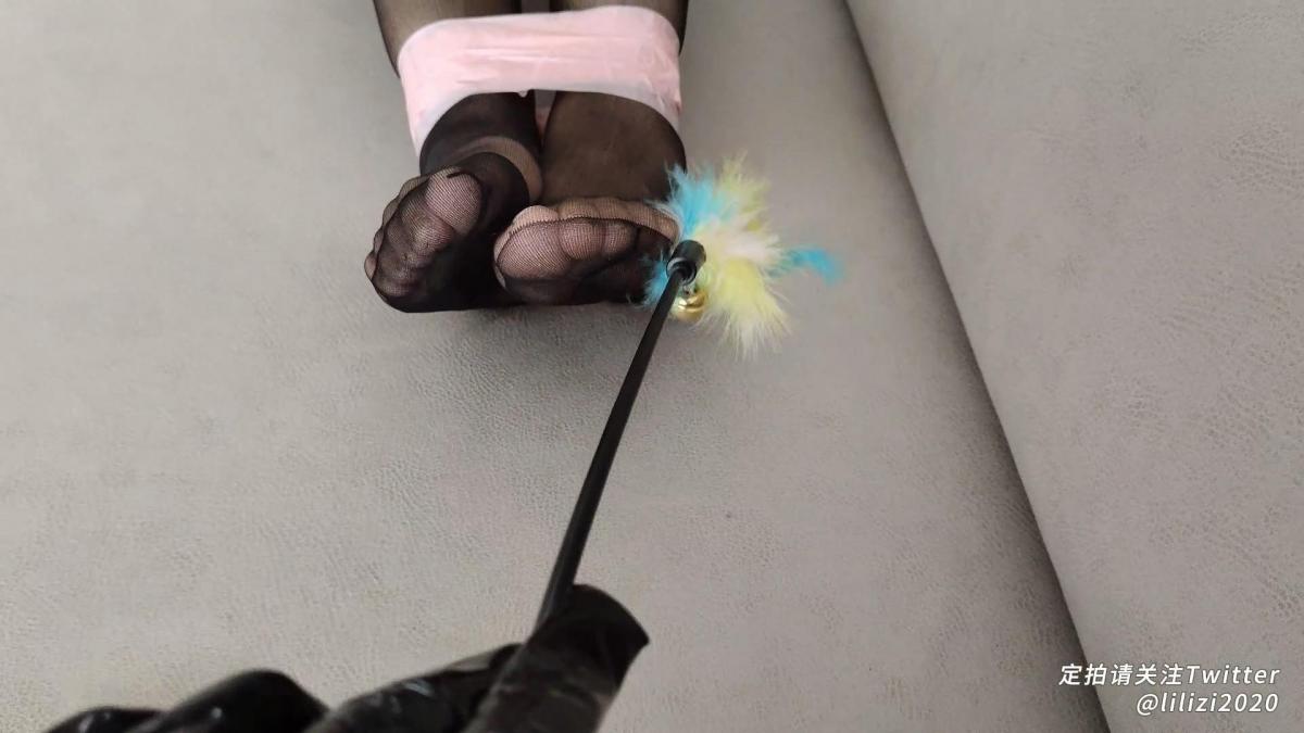 【栗栗子原创】《调教邻居小学妹06》双马尾黑丝学妹、胶带捆绑、多次强高、挠痒、快乐棒震动 把同居的学妹用胶带绑住，抚摸鞭打为所欲为。<br>小裤裤很快变得湿漉漉，水声啧啧。踩住不让动，黑丝、透明衬衫、双尾辫，快乐棒震动、多次强高到瘫软，汩汩泉水涌出，精疲力竭喘息不停！<br><br>解压密码：LLZ9<br>改后缀为MP4<br><br>工作室：栗栗子原创<br>片长：00:16:06