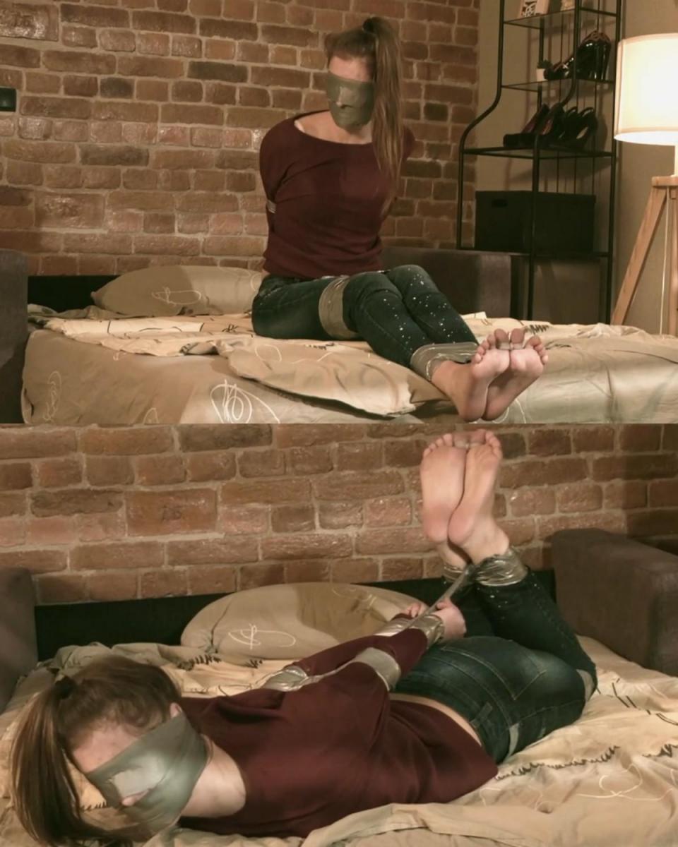 Leya in a sticky situation - Struggle and deprivation in the tight embrace of tape - Part 1  Leya in a sticky situation - Struggle and deprivation in the tight embrace of tape - Part 1 该片段是一个恋物癖故事的开始，其中一名装备工捕获了可爱的 Leya。<br><br>一开始，深夜里，赤脚的莱娅躺在沙发上，瑟瑟发抖，浏览新闻推送，与朋友聊天，最后休息时忘记锁前门，这是她的错误……<br>有人闯入她的公寓，用胶带将她紧紧捆绑。 莱娅的双手、肘部、脚踝、膝盖，还有她的眼睛和嘴巴，都紧紧地包裹在胶带的怀抱里。 连她的大脚趾都系着自己运动鞋的鞋带！<br><br>装配工把被捆绑的甜蜜的莱娅扔到床上，她在沙发上尽可能地挣扎和蠕动。 莱娅意识到装配工对她有一些计划，这让她更加害怕。<br>但在这种情况下她唯一能做的就是大声呻吟，希望邻居能听到她的声音，或者她的强烈挣扎会打破紧绷的胶带，给她逃跑的机会，但这并没有发生。 。 享受！This clip is the beginning of a fetish story in which a rigger captures the cutie Leya.<br><br>In the beginning, barefoot Leya is lying on her couch late at night, chilling, scrolling through her news feed, chatting with her friends, and eventually falling resting, forgetting to lock the front door, and that was her mistake...<br>Someone breaks into her apartment and tightly binds her with tape. Leya's hands, elbows, ankles, knees, as well as her eyes and mouth, are all tightly wrapped in the embrace of the tape. Even her big toes are tied with the laces of her own sneakers!<br><br>The rigger throws the sweet and bound Leya onto the bed, and she struggles and wriggles as much as possible on the couch. Leya realizes that the rigger has some plans for her, and it scares her even more.<br>But the only thing she can do in this situation is to moan loudly in the hope that her neighbors will hear her, or that her strong struggles will break the tight tape and give her a chance to escape, but it doesn't happen... Enjoy!