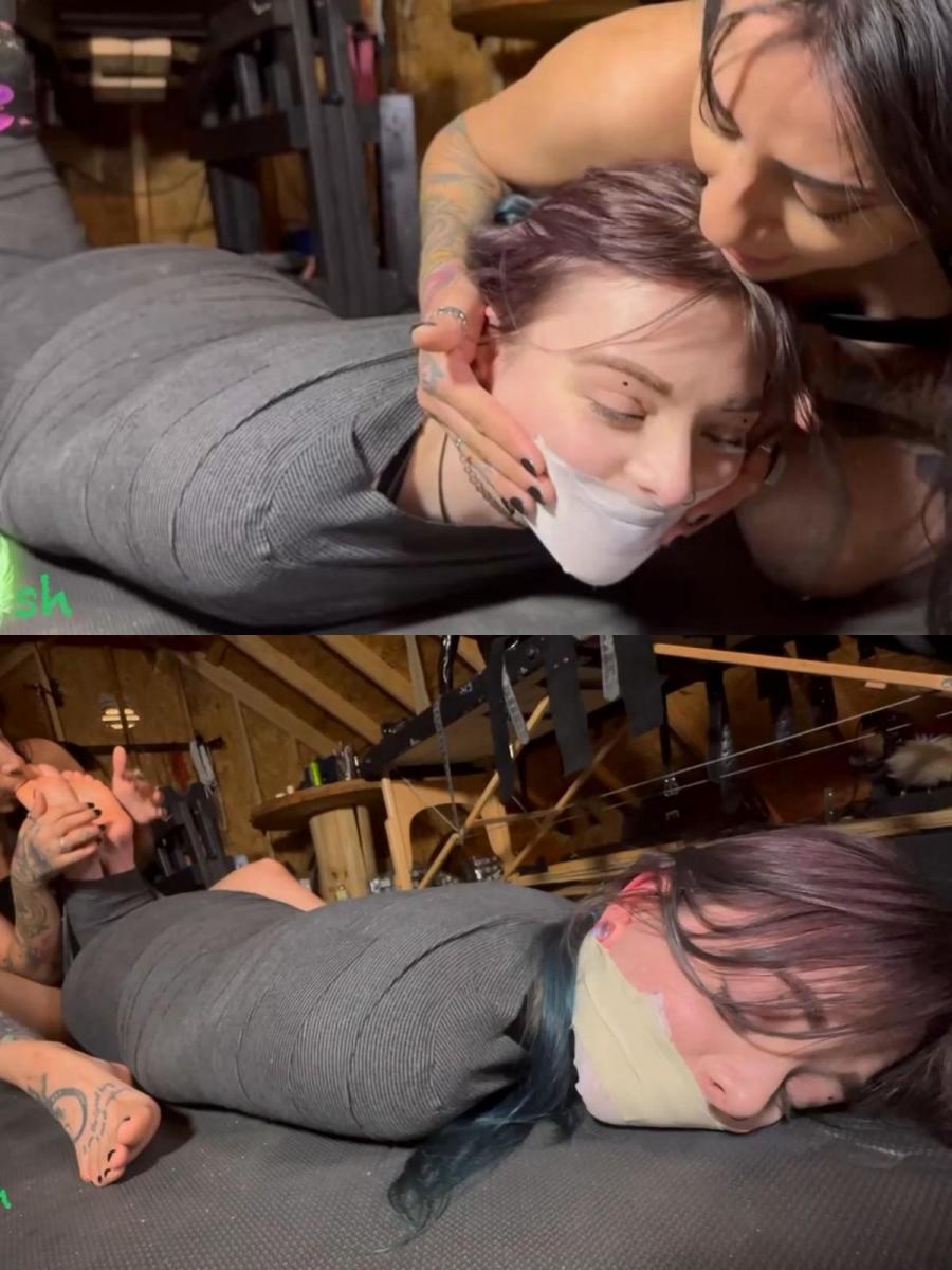 Hogtied Tickle Worship Bri 发现自己很可爱！ 维奥莱特被包裹成木乃伊，用tegaderm胶带封住她的嘴，然后用微泡沫包裹住，又好又紧。 拿起她的紫色袜子，慢慢地把它们脱下来，她的乐趣开始了。 维奥莱特享受了长时间的舌头浴，黑色的指甲断断续续地沿着她柔软的脚底舞动。 慢慢地，Bri 从充满活力的崇拜活动转变为充分的挠痒痒 - 带来你可能听过的最可爱的咯咯笑声！Bri has caught herself a cutie! Wrapped up in a mummification, Violet gets her mouth taped shut with tegaderm, then wrapped shut with microfoam, good and tight. Moving to her purple socks, and slowly peeling them off, her fun begins. Violet gets a LONG tongue bath, with intermittent black fingernails dancing along her tender soles. Slowly, Bri moves from a vigorous worship session to full on tickling - bringing about the cutest squeaky giggles you’ll possibly ever hear! 