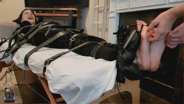 Fettish – The Tickle Table – Greasy Rose 华丽的新人玫瑰访问与康斯坦斯到我的寒舍，但我不知道她被告知她会做什么？她被绑在tfhtku里，双脚锁在胳肢台上。我让康斯坦斯开始，她迫不及待地想在这种情况下得到她的朋友，很明显。<br><br>过不了多久，你就会知道我会跳进去——废话。为什么让康斯坦斯独享乐趣？这让罗斯每况愈下！一个接一个的工具，我们不断交换感觉来混淆她的感官，让她的敏感度保持在最大！<br><br>是的..众所周知的大结局一如既往地发生。