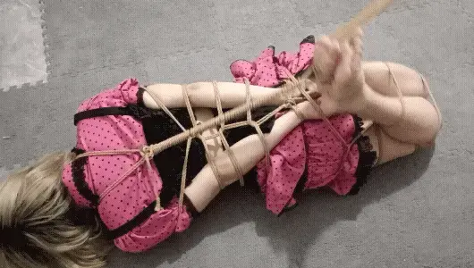 无可奈何的挣扎 手和脚都被主人捆绑在了一起，绳子勒住小狗细腻白皙的脖颈，白皙的脖颈在绳子的摩擦下，升起了一道道爱的痕迹，脚心被主人拿工具狠狠的惩罚者，小狗的表情十分的痛苦难耐，不断扭动着身躯进着无声地抗议<br>----------------<br>----------------<br>【御仙工作室】：对圈内爱好者开放，欢迎前来约绳，体验；并提供线上定拍、线下约拍。原味服务。<br>--------------<br>---------------<br>另外本工作室招聘模特有意请联系客服了解！<br>坐标郑州QQ：1796426163【注明来意】本工作室招聘模特有想了解的可以加客服QQ了解