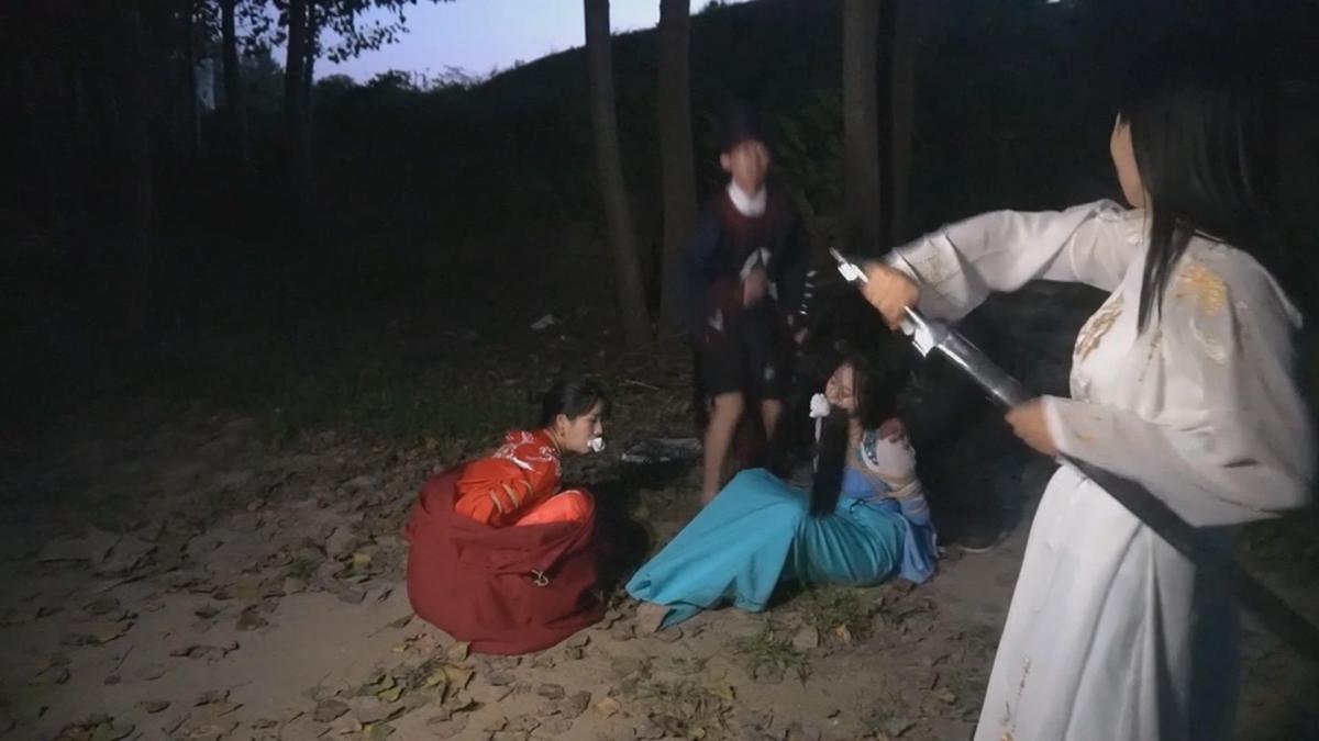 一绳有你工作室定拍：《侠女传说》上  采花贼洞房绑走新娘 柳家大小姐出嫁，因最近城中采花贼猖獗，特请在外学武的表妹前来保护，采花贼吹入迷烟将姐妹二人迷倒后绑走了新娘，表妹醒来前去追赶，路遇衙役，不料是采花贼的同伙，侠女被偷袭迷晕，装进了袋子里。正当采花贼两人汇合时，侠女的师傅赶到。。。。。解压密码：qlzz