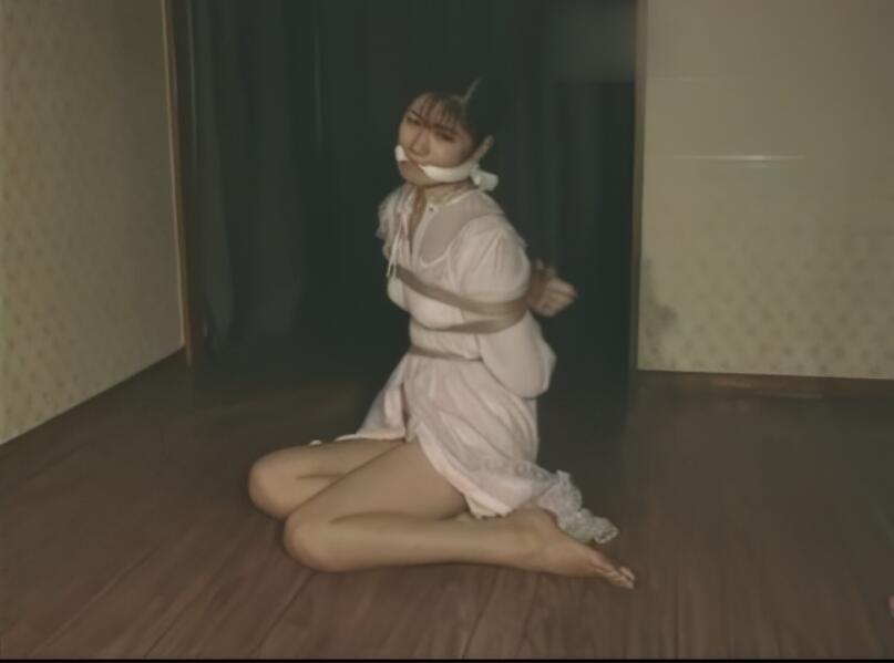 杉本ちひろ Chihiro Sugimoto 杉本ちひろ Chihiro Sugimoto<br>取り扱い店：	ドリーム出版 (Dream Publishing)<br>ファイル：	mp4<br>再生時間：	21分13秒<br>人気モデル杉本ちひろ [H-](D-13) [H-]の映像です。<br>かなり前の作品につき、一部にごく瞬間的な映像の乱れが入る可能性がありますのでご了承下さい。 <br>因为是老片子。所以画质肯定不是那么高清。介意的请不要购买，谢谢 喜欢紧缚幻想 紧缚浪漫系列的 可以收集了。