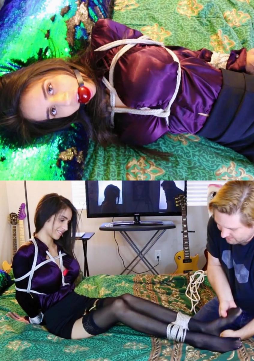 The bondage fantasy of my hot Latina girlfriend: Elsa del Rey asks me to tie her up as tight as I ca The bondage fantasy of my hot Latina girlfriend: Elsa del Rey asks me to tie her up as tight as I can and leave her tied and gagged on the bed!我的拉丁裔女友的束缚幻想：埃尔莎德尔雷要求我把她绑得尽可能紧，然后把她绑在床上并堵住嘴！