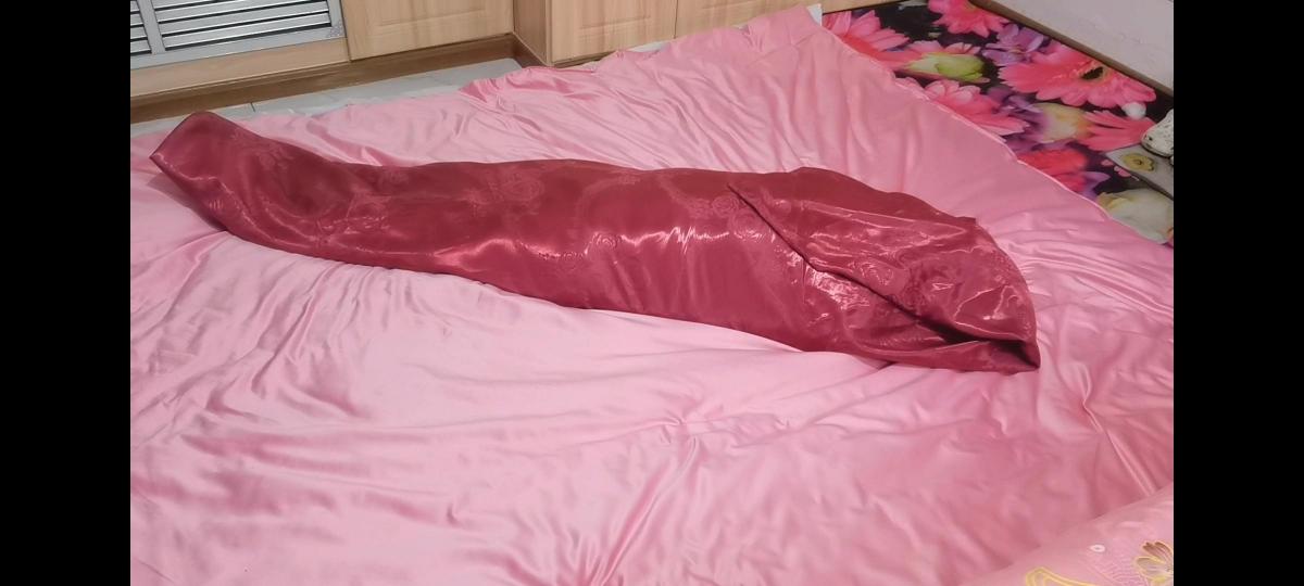 强制婴儿包裹 小希被床单包裹捆绑后。又陷入厚厚的棉被之中。。。。。。。憋闷的不要不要了。只有拼命的挣扎。遭到无情的棉被捂闷。。直到快要脱力，又被厚厚的大棉被包裹。。。。