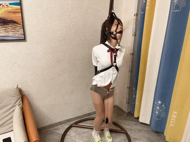 【小九与晴子】【单手套马具口球站吊缚连接肛勾训练器折磨】【超紧直臂驷马Tk】【伪娘】 一共两段<br>第一段：戴上单手套，训练器，肛勾，用绳子连接肛勾绳子吊起来，<br>晴只能保持弯弓状态还要踮起脚，十分折磨，再打开训练器，只要挣扎<br>就会被勾得更深，玩到坚持不住。<br>我再拿来马具口球，将肛勾绳子连接，必须要一直踮着脚，<br>不然屁股受不了，再把训练器开关放到膝盖那里，晴想挣扎用膝盖夹<br>关，但是一边忍受肛勾一边还要被训练器震动，难度太高。<br>最后拼命挣扎挣脱用脚关掉了训练器，同时也不知道射了几回了。<br>第二段：欧式支臂驷马tk，找了一根细绳子连接大母脚趾，根本无法动，<br>直接玩到翻白眼，可惜柔韧太差，坚持不住，本来计划的马具口球极限驷马紧缚，<br>看来还得多训练。<br><span style='color:#b0b0b0;'>[隐藏文字，购买后可见]</span>
