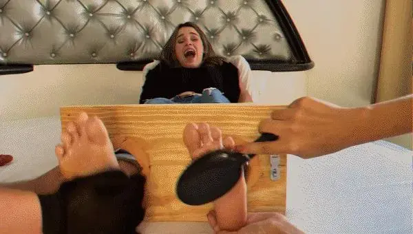 TheTicklingArts – Bianca First time tickled 比安卡第一次录音被挠痒痒时非常紧张。了解到这一点，我们的挠痒者决定惩罚这些白色敏感的鞋底，给比安卡一个美丽而痛苦的第一次体验！