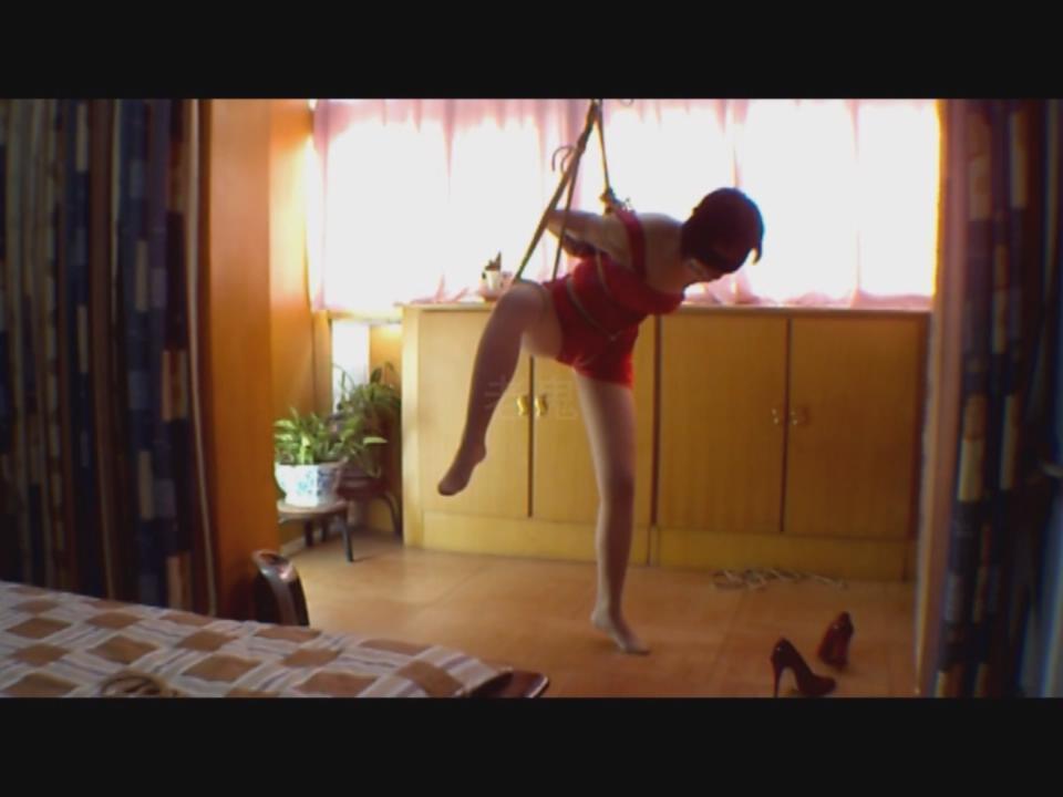 【老鬼定拍001】早期作品《前辈的妻子》之熟*女*人*妻吊缚  这部作品是2010年找一位前辈大哥定制的。前辈当时在论坛发表他KB妻子的照片，那时定拍还未兴起。经我一再沟通，他终于同意定拍。前辈的妻子当时40岁左右，是位颇有风韵的熟 妇。然而时间可以消磨一切，如今夫 妻俩已经不玩了，前辈也销声匿迹。《前辈的妻子》系列一共有四部，本部作品几年 前发过，现重新整理发出。<br>本系列一共四部作品，这是第一部。在本部作品中，前辈的妻子身穿睡衣、肉丝高跟，被日式单腿捆吊，脚尖着地。被前辈爱 抚、玩jiojio。一个中年女人，蒙眼堵嘴，在口球作用下，口水泛滥，非常有感觉。熟 女控人 妻控的福 音！因为是十多年 前老片，清晰度一般，平价出 售，在意者勿购。<br>片长：28分37秒<br>画质：720P（年代久远，画质一般）<br><br>下载到本地后，解压缩观看（切勿在线解压缩）<br>我将陆续把多年来定拍收藏的作品发布，感谢支持！<br>解压密码（购买后显示）<span style='color:#b0b0b0;'>[隐藏文字，购买后可见]</span>