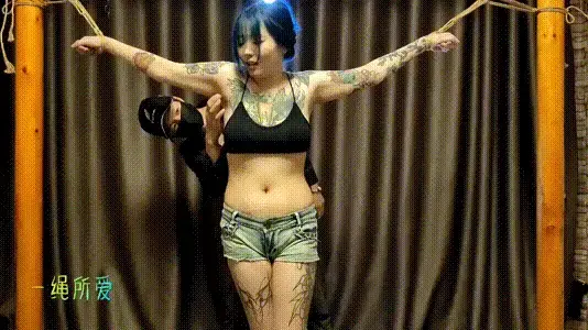 性感纹身女孩李珂儿挠痒 性感纹身女孩李可儿，捆绑挠痒，最怕痒的也就是她了，太敏感。视频解压密码：666888 。<br>一绳所爱绳艺体验店面向全国爱好者开放，本店提供绳艺捆绑模特服务、体验女绳师捆绑服务、体验长时间囚禁服务、绳艺教学培训、绳艺交流会、场地出租、专业麻绳销售，原创视频套图销售、作品私人定制、模特原味丝袜出售等，另外本店招募同好合作伙伴。微信：351552501初心