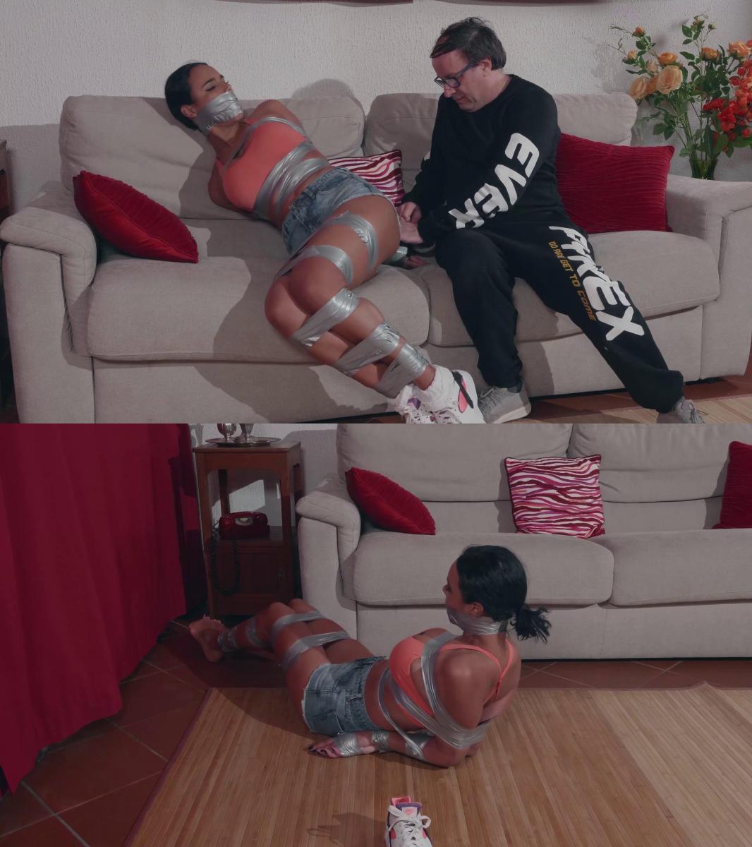 Azzurra - Tape bondage (ultraHD) Azzurra 正在和她最好的朋友通电话，这时她听到外面有一些噪音，她一开始没有理会，但敲门声变得越来越强烈，所以她要求停止说话，告诉她的朋友这一定是她在等快递的人，他们会的 稍后再一起检查。 她一走到门口，就被一个男人推回到沙发上，在她尖叫之前，男人立刻用一双袜子塞住了她的嘴。 她还没有意识到发生了什么事，她的手肘被灰色PVC胶带紧紧地绑在背后。 从那时起，事情就已经结束了，她再怎么挣扎，也没有机会阻止男人让她更加无助，他用胶带将她的身体一圈圈地困住。 只是为了确保这个家伙甚至让她的手指失去能力，然后平静地告诉她接受她的处境。然后他搬上楼，很可能会抢劫她的公寓。 阿祖拉独自思考她的选择，测试她的束缚是否有弱点，她找不到任何弱点，她有一阵疯狂的挣扎，就像她可以打破身上的胶带一样，但她只是从沙发上掉到了床上。 地面。 她的手毫无用处，她需要脱掉鞋子，可能还需要脱掉袜子。 那里有电话，也许如果她能赶到那里，她可以给她最好的朋友打电话寻求帮助。 这可能很危险，她也可能被困住，但她还能做什么？ 阿祖拉费了很大的力气才拿到电话，用脚拨通号码，但这样做却让电话掉到了地上，发出了噪音！ 她的脚步必须要快！<br><br>Azzurra is talking on phone with her best friend when she hears some noises outside, she first ignores it but the knocking at the door becomes more intense so she ask quit her talking telling her friend it must be the courier she was waiting for, they will check together later. As soon as she reach the door she is pushed back to the couch by a man who takes no time in stuffing her mouth with a pair of socks before she could even scream. She hasn't realized what was happening that she had her elbows bound tightly together behind her back by grey pvc tape. From that point it was over already, as much she could still struggle she had no chance to stop the man from making her even more helpless as he was trapping her body with tape, round after round. Just to be sure this guy incapacitates even her fingers, before calmly telling her to accept her situation.He then moved upstairs most likely to plunder her apartment. All alone Azzurra ponders her options, tests her bonds for a weak point, she can't find any, she has a moment of frantic struggle like she could break the tape around her body, but she only accomplish to fall from the couch into the ground. Her hands are useless, she needs to remove her shoes and possibly her socks. There is the phone, maybe if she can get there she could call back her best friend for help. That could be riscky, she could end up trapped aswell, but  what else she could do?! With alot of efforts Azzurra reach the phone and uses her feet to dial the number, but doing so she makes the phone fall to the ground and making noise! She need to be fast with her feet!